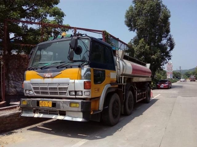 又一台 20多年的日野GN右舵油罐卡车仍在服役 - 第2张 - 提加商用车网 又一台 20多年的日野GN右舵油罐卡车仍在服役 - 第2张