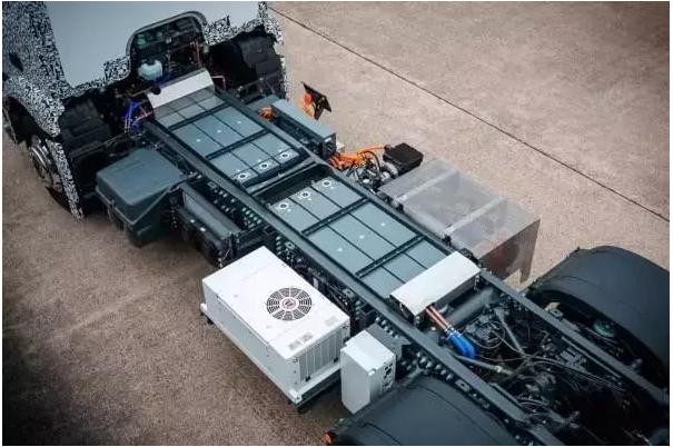 续航200公里主打城市货运 奔驰卡车发布纯电动车型