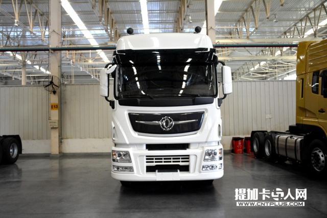 全新标识投入使用 白色天龙旗舰牵引车首次公开亮相 - 第2张 - 提加商用车网 全新标识投入使用 白色天龙旗舰牵引车首次公开亮相 - 第2张