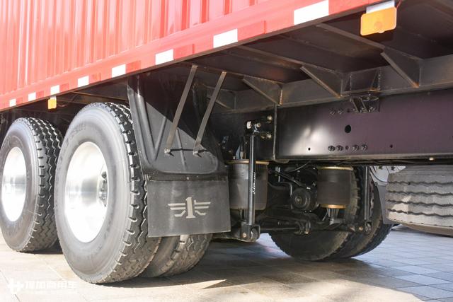 同样的9米6货箱能多拉一吨货?解放J6P前四后八载货车配置很到位 - 第6张 - 提加商用车网 同样的9米6货箱能多拉一吨货?解放J6P前四后八载货车配置很到位 - 第6张