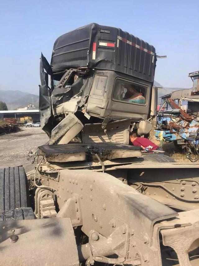 驾驶室撞成这样了!驾驶员毫发无损,这就是东风天龙的安全保障? - 第5张 - 提加商用车网 驾驶室撞成这样了!驾驶员毫发无损,这就是东风天龙的安全保障? - 第5张