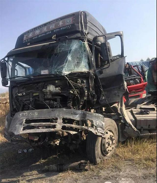 驾驶室撞成这样了!驾驶员毫发无损,这就是东风天龙的安全保障? - 第3张 - 提加商用车网 驾驶室撞成这样了!驾驶员毫发无损,这就是东风天龙的安全保障? - 第3张