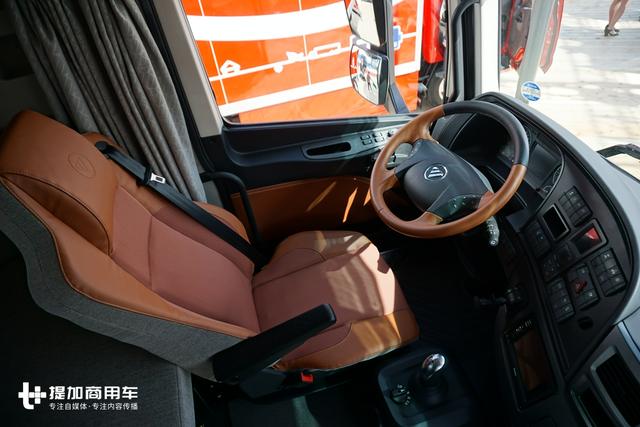 自动挡+8气囊，据说售价超50万，欧曼最高配重卡北京车展再亮相 - 第5张