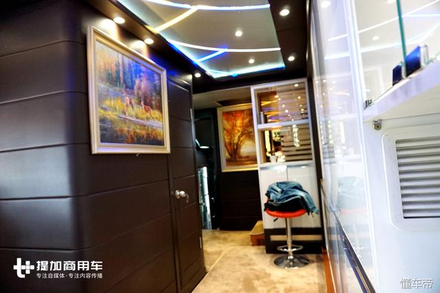 这是售价超300万的国产卡车？带车顶观景台，货箱是豪华会客厅