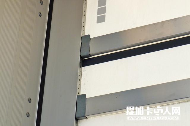 质量轻且装卸货物便利 细品施密茨软篷帘布挂车上装篇