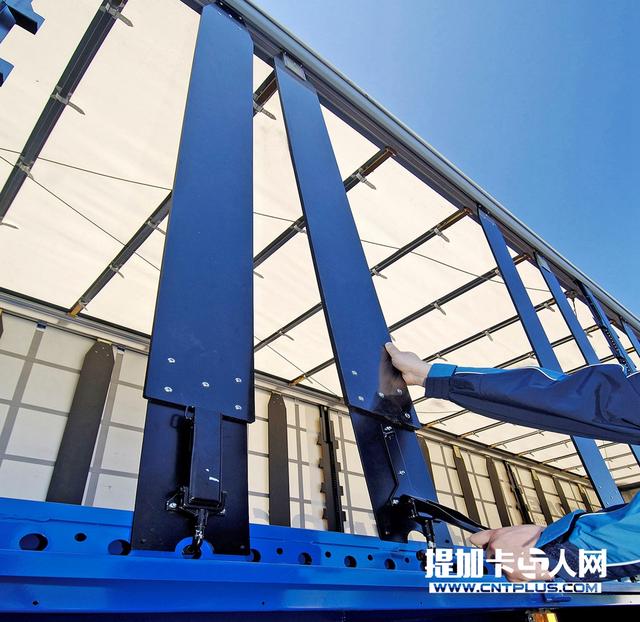 质量轻且装卸货物便利 细品施密茨软篷帘布挂车上装篇