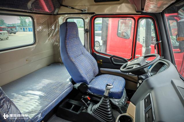 讲真,比较意外的是重汽居然把豪瀚的内饰做了改进,实在有点出乎意料