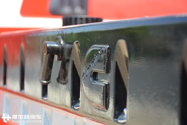 千升油箱+最正宗的康明斯发动机,还有专属涂装,陕汽德龙X3000财富版牵引车图解 - 第29张 - 提加商用车网 千升油箱+最正宗的康明斯发动机,还有专属涂装,陕汽德龙X3000财富版牵引车图解 - 第29张