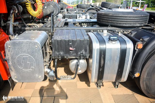 千升油箱+最正宗的康明斯发动机,还有专属涂装,陕汽德龙X3000财富版牵引车图解 - 第41张 - 提加商用车网 千升油箱+最正宗的康明斯发动机,还有专属涂装,陕汽德龙X3000财富版牵引车图解 - 第41张