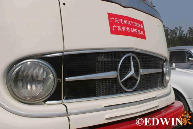 奔驰也有经典面包车？古董级的奔驰O319迷你巴士实拍 - 第8张