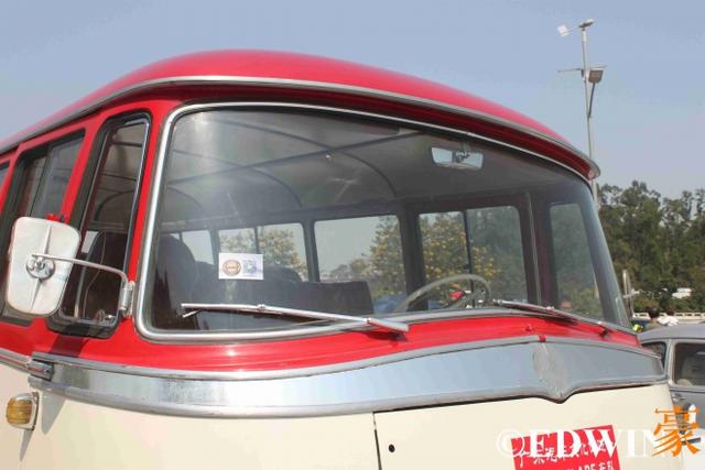 奔驰也有经典面包车？古董级的奔驰O319迷你巴士实拍 - 第7张