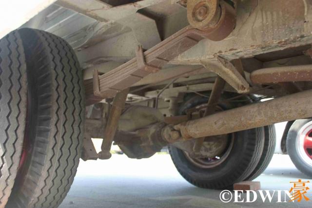 奔驰也有经典面包车？古董级的奔驰O319迷你巴士实拍 - 第16张