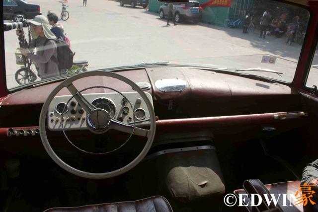 奔驰也有经典面包车？古董级的奔驰O319迷你巴士实拍 - 第25张