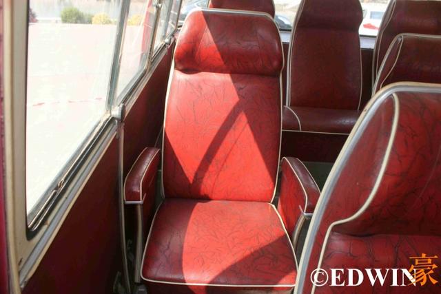 奔驰也有经典面包车？古董级的奔驰O319迷你巴士实拍 - 第23张