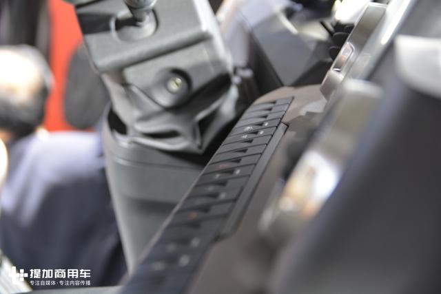 钢铁侠风格内饰曝光 江铃首款重卡上海车展首发 - 第4张