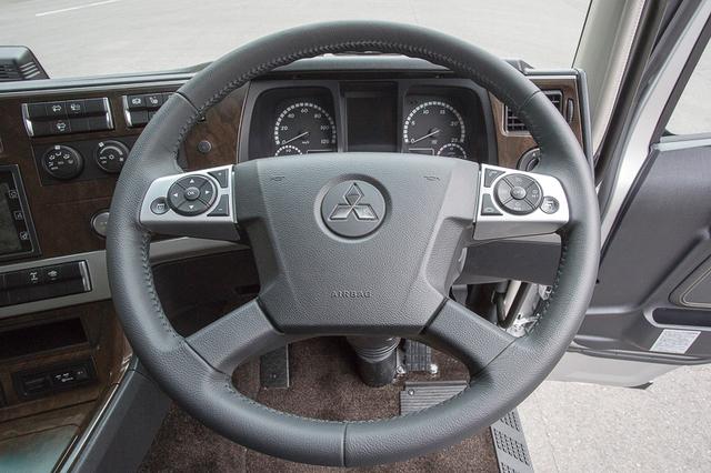 后视镜都有雨刮器，奢华到不敢想象？日本三菱新款重卡详解