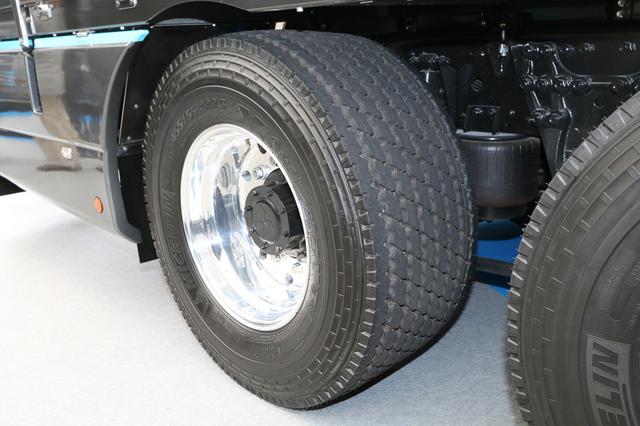 后视镜都有雨刮器，奢华到不敢想象？日本三菱新款重卡详解