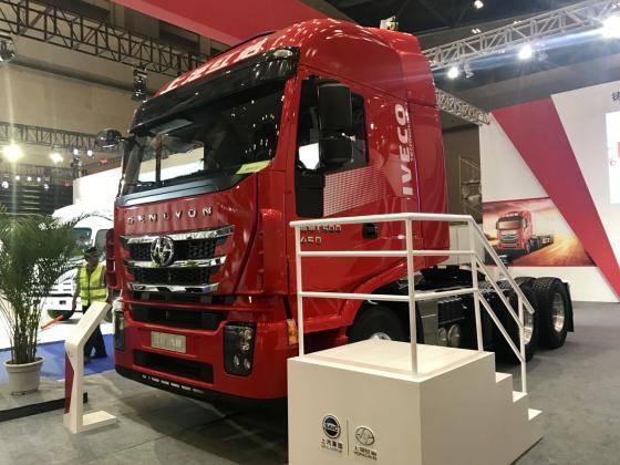 自重仅8.7吨，配法士特自动挡的红岩杰狮牵引车亮相