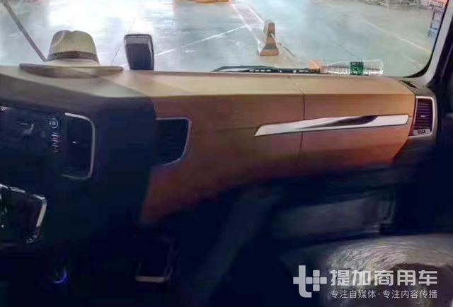 自动挡+独立空调+集成液晶仪表盘，陕汽HD重卡内饰首曝光