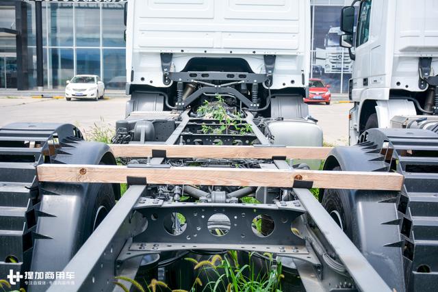 电视转播车为何都用进口卡车底盘？这台奔驰单桥载货车告诉您 - 第17张