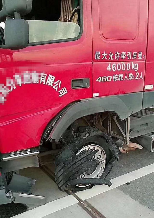 卡车突然爆胎依然稳稳停车，沃尔沃卡车上的这项功能太强大了 - 第3张