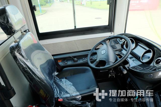 平地板+空气悬架，能装超过160人，北汽长江18米BRT公交实拍 - 第14张