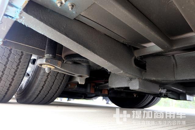 平地板+空气悬架，能装超过160人，北汽长江18米BRT公交实拍 - 第18张