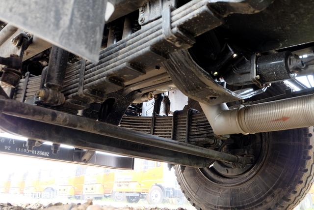 350马力发动机,设计载重75吨,前四后八的东风天龙KC自卸车实拍 - 第6张 - 提加商用车网 350马力发动机,设计载重75吨,前四后八的东风天龙KC自卸车实拍 - 第6张