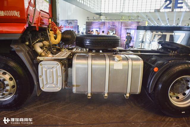 潍柴发动机+千升大油箱，柳汽乘龙这款6X4牵引车售价还不到30万？