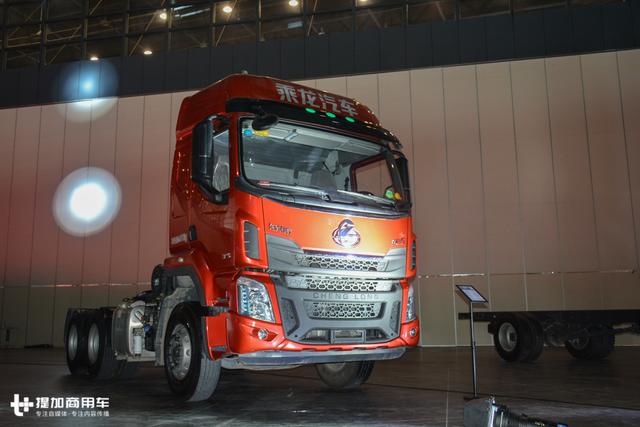 潍柴发动机+千升大油箱，柳汽乘龙这款6X4牵引车售价还不到30万？