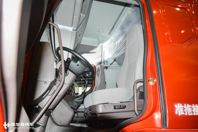 潍柴发动机+千升大油箱，柳汽乘龙这款6X4牵引车售价还不到30万？