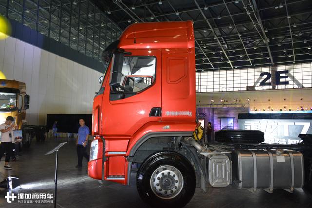 潍柴发动机+千升大油箱，柳汽乘龙这款6X4牵引车售价还不到30万？