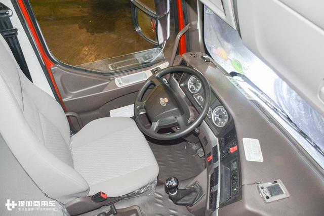 潍柴发动机+千升大油箱，柳汽乘龙这款6X4牵引车售价还不到30万？