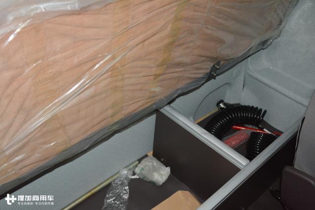 潍柴发动机+千升大油箱，柳汽乘龙这款6X4牵引车售价还不到30万？