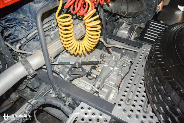 潍柴发动机+千升大油箱，柳汽乘龙这款6X4牵引车售价还不到30万？
