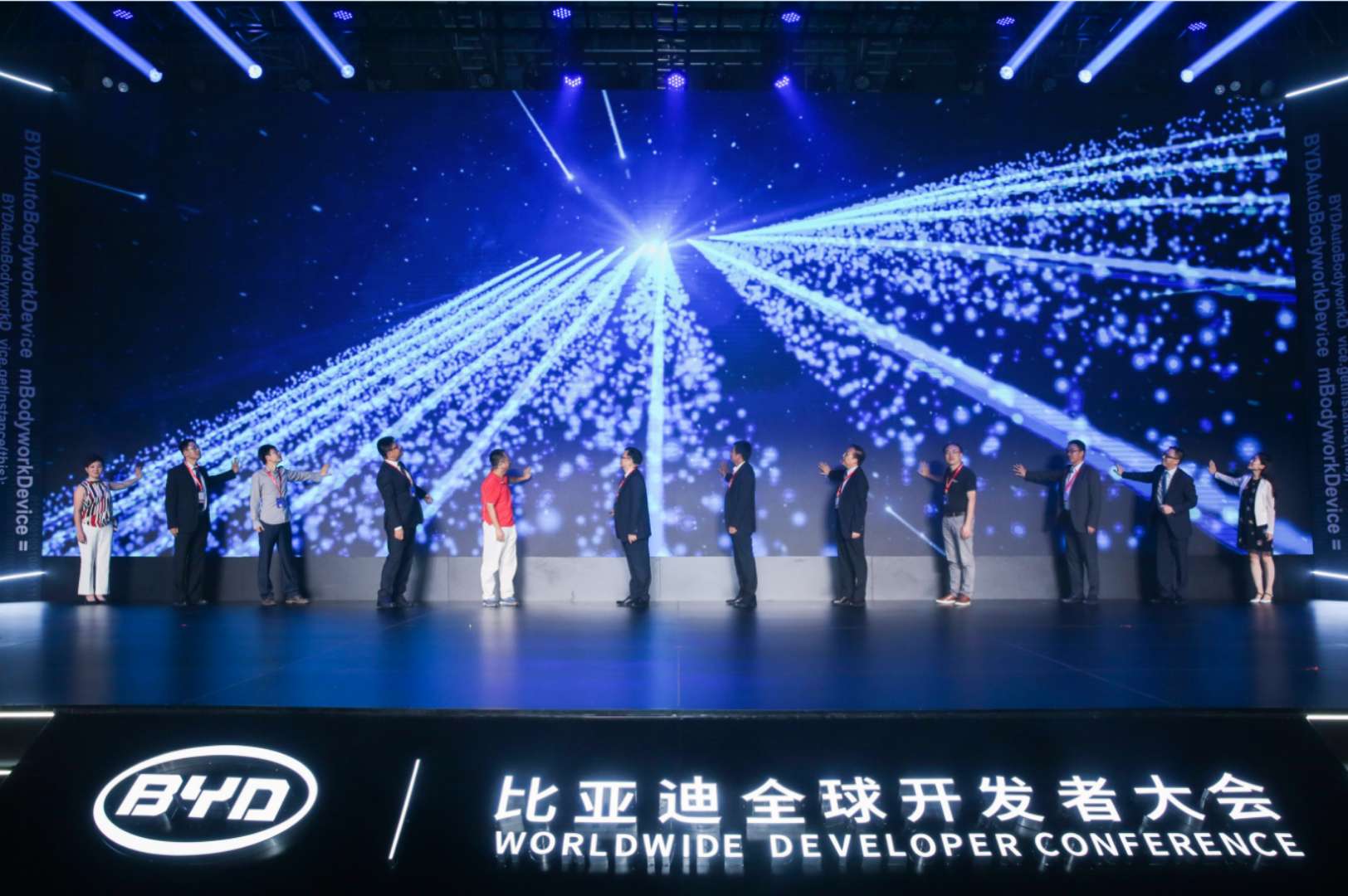 王传福：智能汽车是长了腿的超级手机，生态规模远超想象 - 第1张