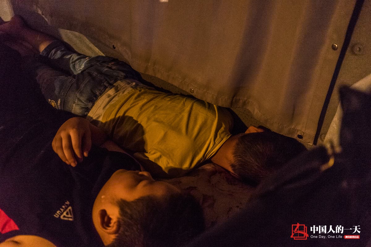 卡车司机的一天:夫妻俩倒班当司机 带仨娃在大货车上过暑假 - 第3张 - 提加商用车网 卡车司机的一天:夫妻俩倒班当司机 带仨娃在大货车上过暑假 - 第3张