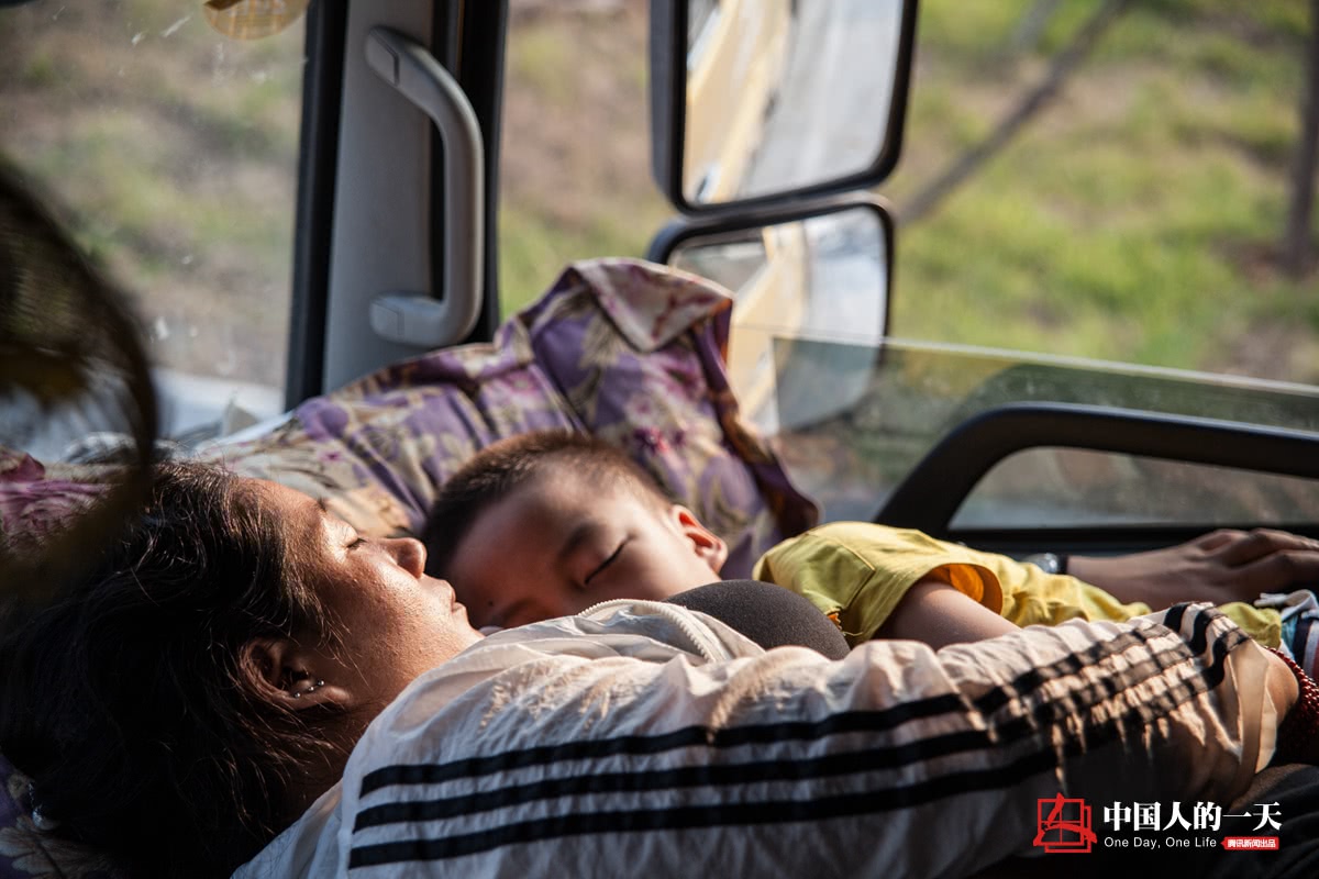 卡车司机的一天:夫妻俩倒班当司机 带仨娃在大货车上过暑假 - 第4张 - 提加商用车网 卡车司机的一天:夫妻俩倒班当司机 带仨娃在大货车上过暑假 - 第4张