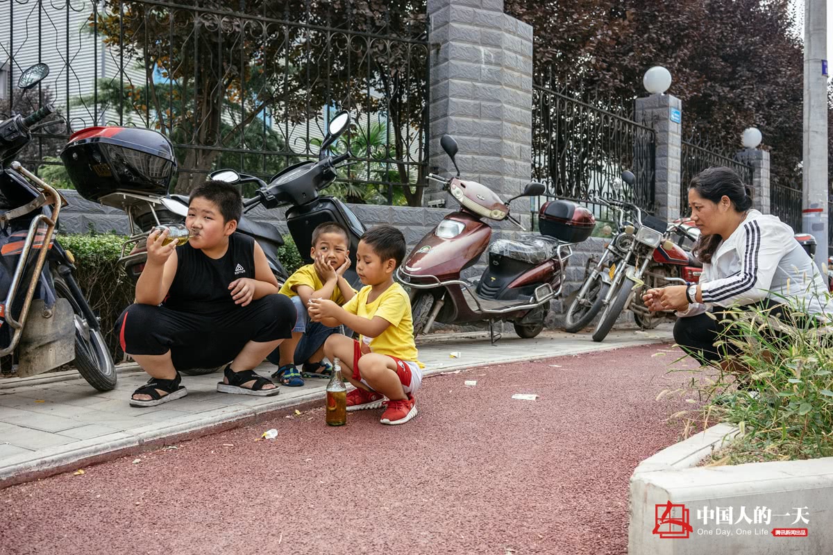 卡车司机的一天:夫妻俩倒班当司机 带仨娃在大货车上过暑假 - 第11张 - 提加商用车网 卡车司机的一天:夫妻俩倒班当司机 带仨娃在大货车上过暑假 - 第11张