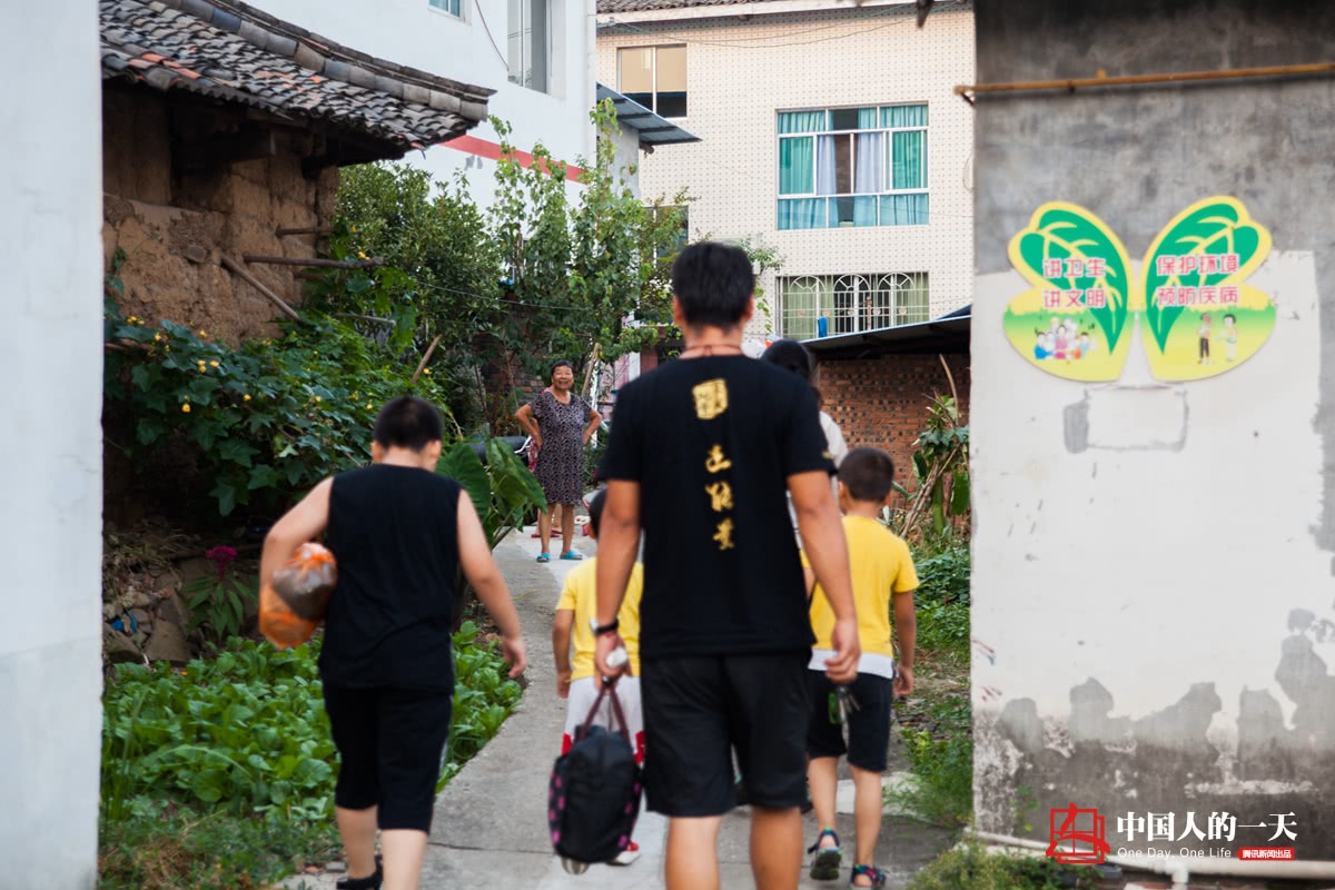 卡车司机的一天:夫妻俩倒班当司机 带仨娃在大货车上过暑假 - 第17张 - 提加商用车网 卡车司机的一天:夫妻俩倒班当司机 带仨娃在大货车上过暑假 - 第17张