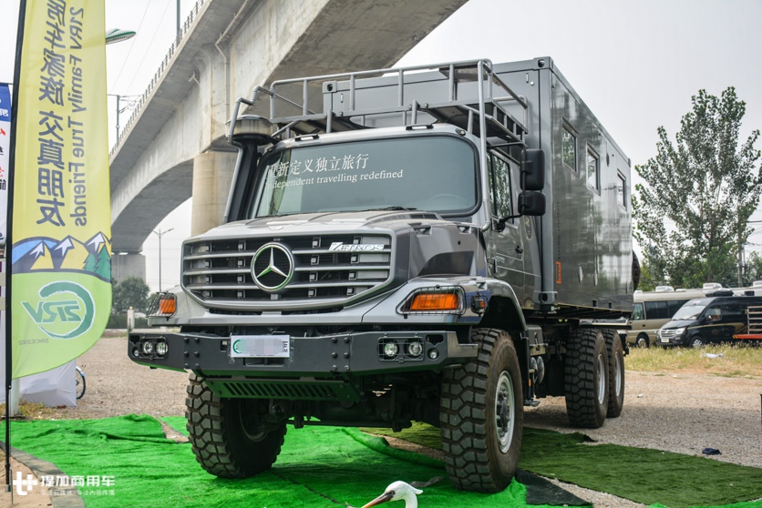 6X6全驱,全地形越野之王,带您见识下1260万的奔驰底盘越野房车 - 第5张 - 提加商用车网 6X6全驱,全地形越野之王,带您见识下1260万的奔驰底盘越野房车 - 第5张