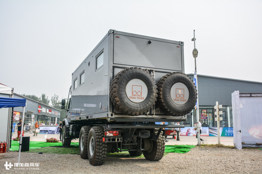 6X6全驱,全地形越野之王,带您见识下1260万的奔驰底盘越野房车 - 第1张 - 提加商用车网 6X6全驱,全地形越野之王,带您见识下1260万的奔驰底盘越野房车 - 第1张