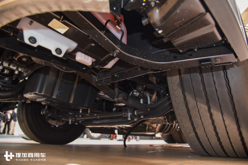 制动功率近1000马力,高速下几乎不用踩刹车?雷诺运动竞速版限量卡车实拍 - 第3张 - 提加商用车网 制动功率近1000马力,高速下几乎不用踩刹车?雷诺运动竞速版限量卡车实拍 - 第3张