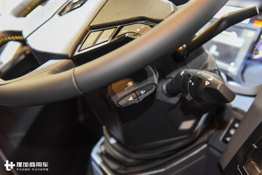 制动功率近1000马力,高速下几乎不用踩刹车?雷诺运动竞速版限量卡车实拍 - 第12张 - 提加商用车网 制动功率近1000马力,高速下几乎不用踩刹车?雷诺运动竞速版限量卡车实拍 - 第12张