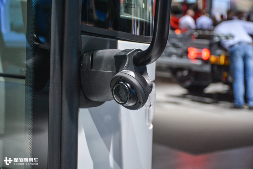 像公交一样低地板进入的卡车,奔驰针对城市工作推出的Econic燃气卡车实拍 - 第7张 - 提加商用车网 像公交一样低地板进入的卡车,奔驰针对城市工作推出的Econic燃气卡车实拍 - 第7张