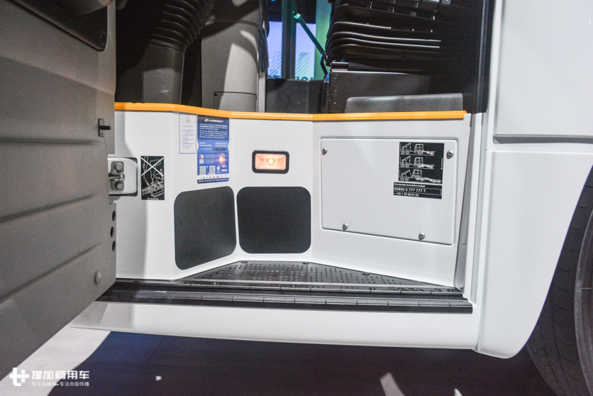 像公交一样低地板进入的卡车,奔驰针对城市工作推出的Econic燃气卡车实拍 - 第3张 - 提加商用车网 像公交一样低地板进入的卡车,奔驰针对城市工作推出的Econic燃气卡车实拍 - 第3张