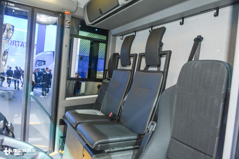 像公交一样低地板进入的卡车,奔驰针对城市工作推出的Econic燃气卡车实拍 - 第4张 - 提加商用车网 像公交一样低地板进入的卡车,奔驰针对城市工作推出的Econic燃气卡车实拍 - 第4张