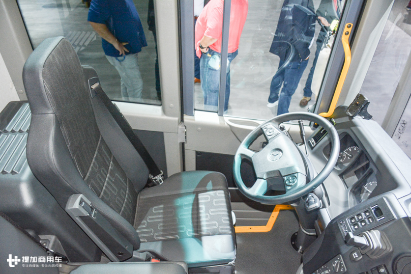 像公交一样低地板进入的卡车,奔驰针对城市工作推出的Econic燃气卡车实拍 - 第5张 - 提加商用车网 像公交一样低地板进入的卡车,奔驰针对城市工作推出的Econic燃气卡车实拍 - 第5张