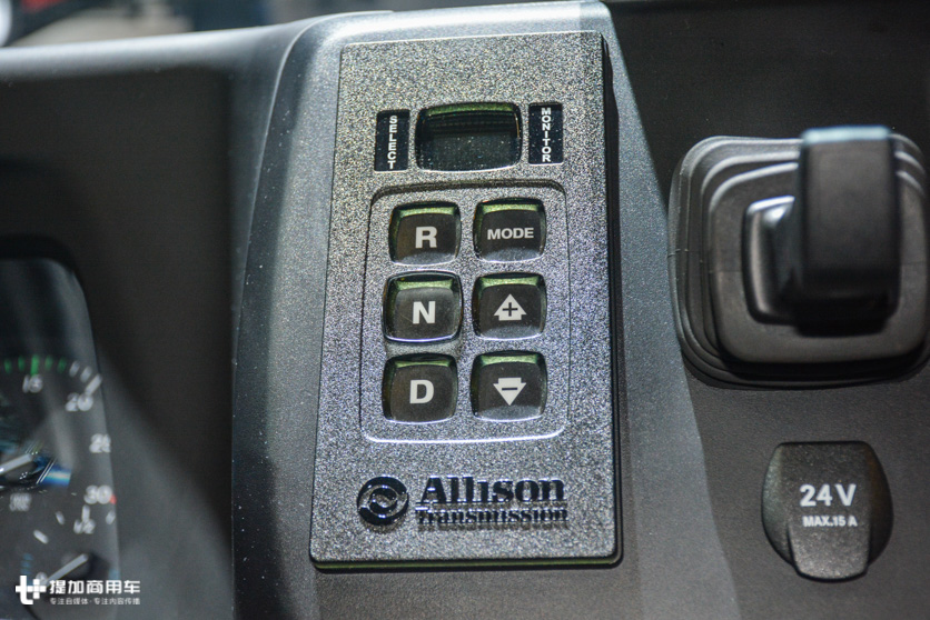 像公交一样低地板进入的卡车,奔驰针对城市工作推出的Econic燃气卡车实拍 - 第10张 - 提加商用车网 像公交一样低地板进入的卡车,奔驰针对城市工作推出的Econic燃气卡车实拍 - 第10张