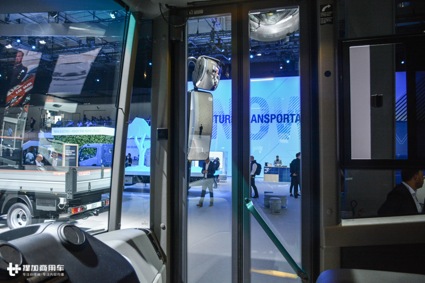 像公交一样低地板进入的卡车,奔驰针对城市工作推出的Econic燃气卡车实拍 - 第6张 - 提加商用车网 像公交一样低地板进入的卡车,奔驰针对城市工作推出的Econic燃气卡车实拍 - 第6张